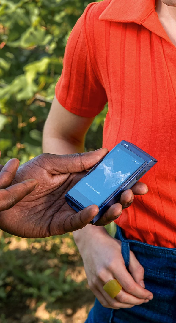 Showing the Vasco Q1 translator with the voice cloning feature; the screen displays the cloning process.